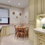 Center By Grand Apartment