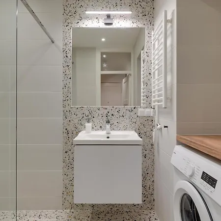 Center By Grand شقة