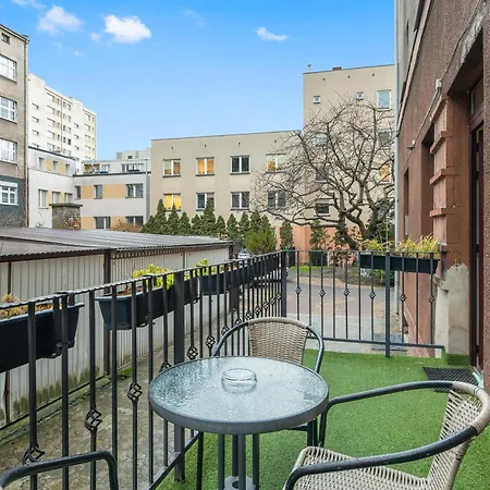 Center By Grand شقة