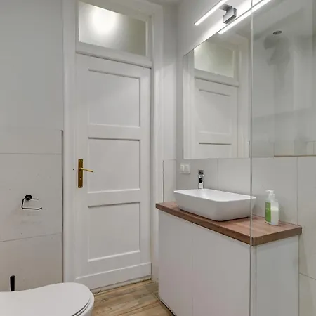 Center By Grand Apartment