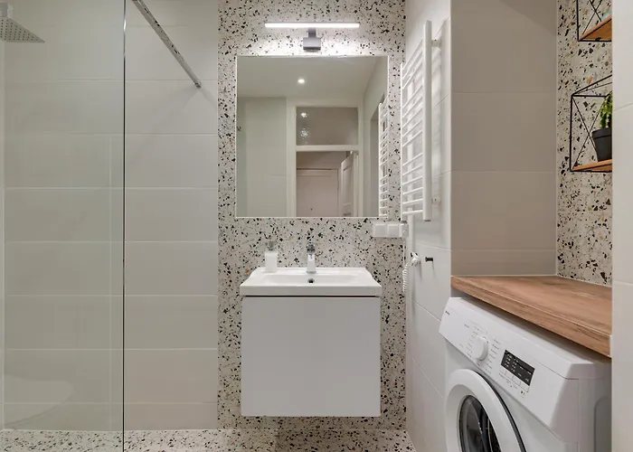 Center By Grand شقة